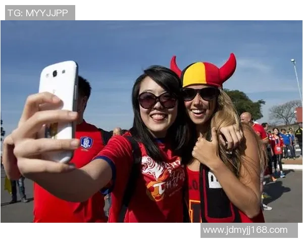 南美足球明星与女球迷亲密合影展现激情与魅力