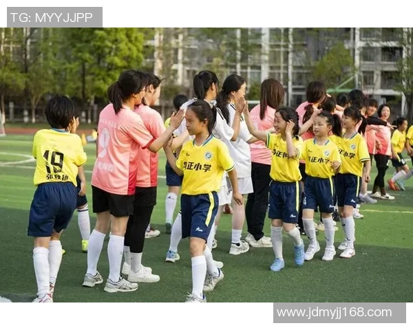 一起享受绿茵场的乐趣吧和我一起踢足球怎么样 一起享受绿茵场的乐趣吧和我一起踢足球怎么样