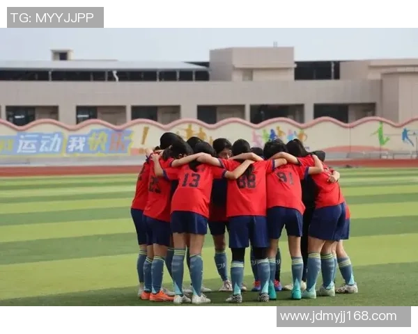 妹妹在绿茵场上挥洒汗水展现足球才华的精彩瞬间