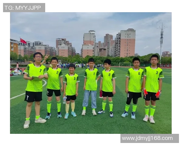 接触足球较晚却依然热爱这项运动的成长与追梦之路