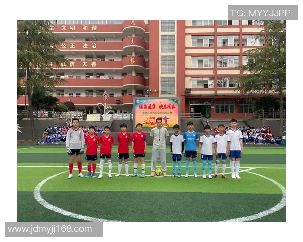 小学女孩足球热潮兴起让更多女孩在绿茵场上绽放自信与活力 小学女孩足球热潮兴起让更多女孩在绿茵场上绽放自信与活力
